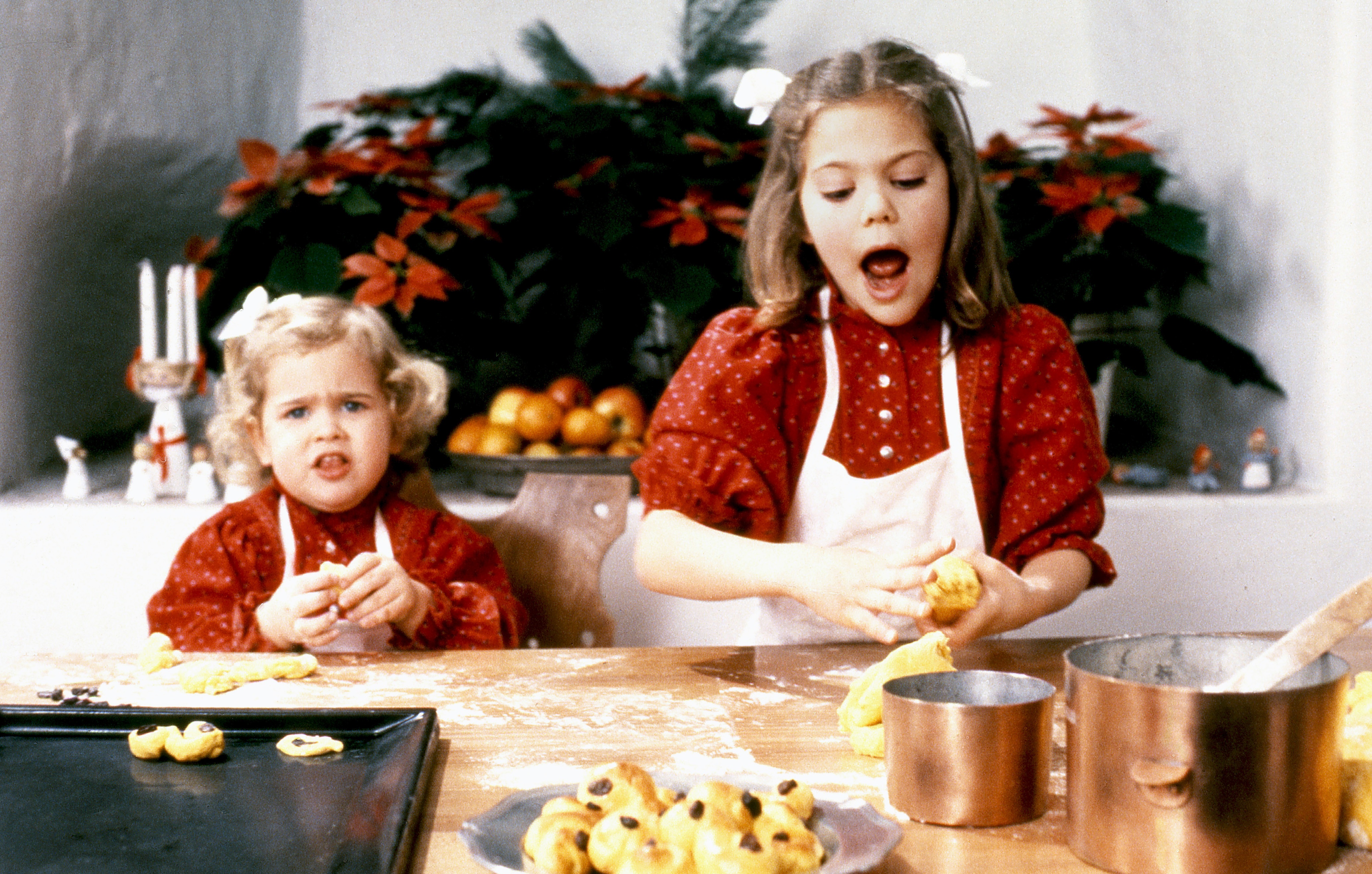 1984. Prinsessan Madeleine och kronprinsessan Victoria bakar lussebullar. 1984. Prinsessan Madeleine och kronprinsessan Victoria bakar lussebullar.